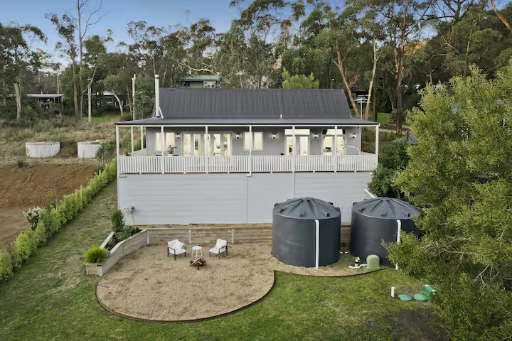 Typical Red Hill home showing hobby-farm homesteads and 1970s+ hillside houses on acreage, near Red Hill Market